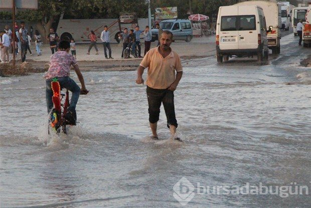 Su borusu patladı, ilçe göle döndü