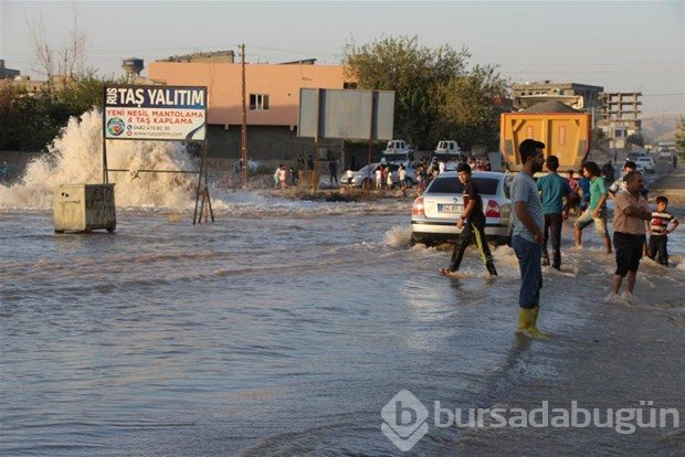 Su borusu patladı, ilçe göle döndü