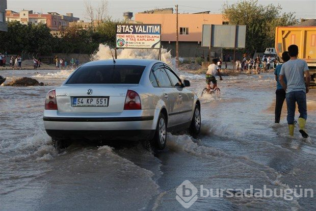 Su borusu patladı, ilçe göle döndü