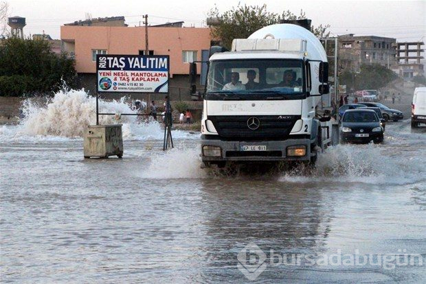 Su borusu patladı, ilçe göle döndü