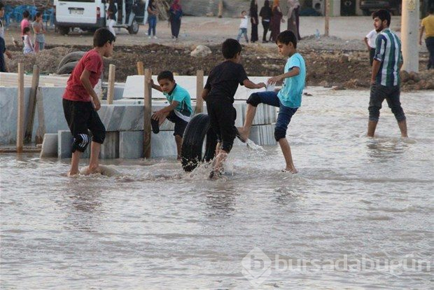 Su borusu patladı, ilçe göle döndü
