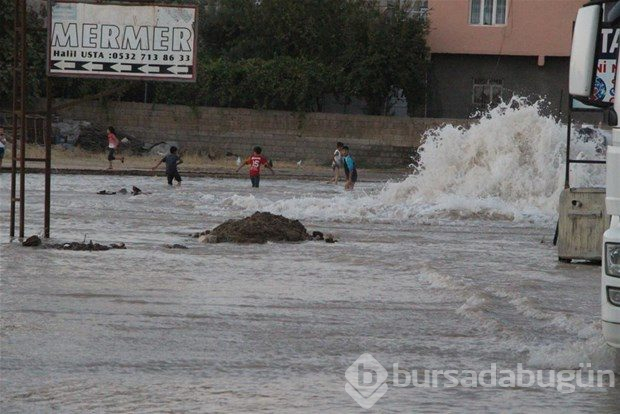 Su borusu patladı, ilçe göle döndü