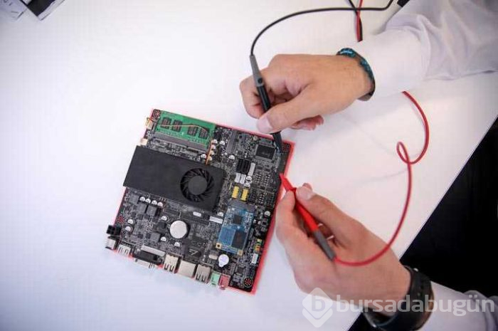 Bursa'da yaşayan 18 yaşındaki Ferit Borku, yerli elektronik ana kart üretti