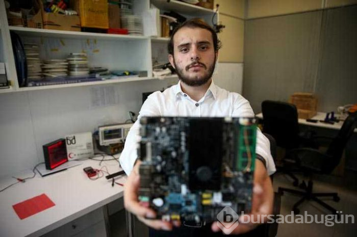 Bursa'da yaşayan 18 yaşındaki Ferit Borku, yerli elektronik ana kart üretti