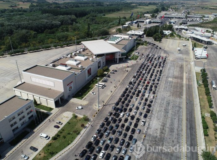 Sınır kapılarında kilometrelerce kuyruk