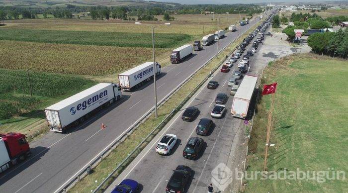 Sınır kapılarında kilometrelerce kuyruk