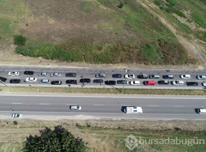 Sınır kapılarında kilometrelerce kuyruk