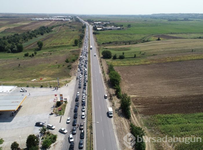 Sınır kapılarında kilometrelerce kuyruk