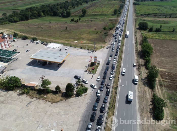 Sınır kapılarında kilometrelerce kuyruk