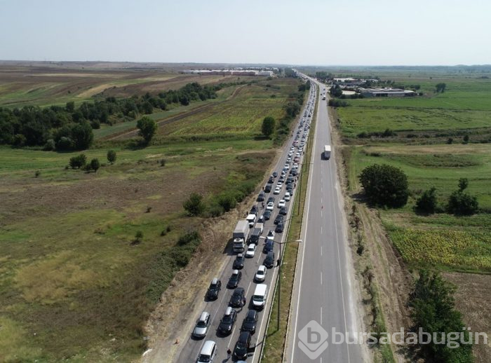 Sınır kapılarında kilometrelerce kuyruk