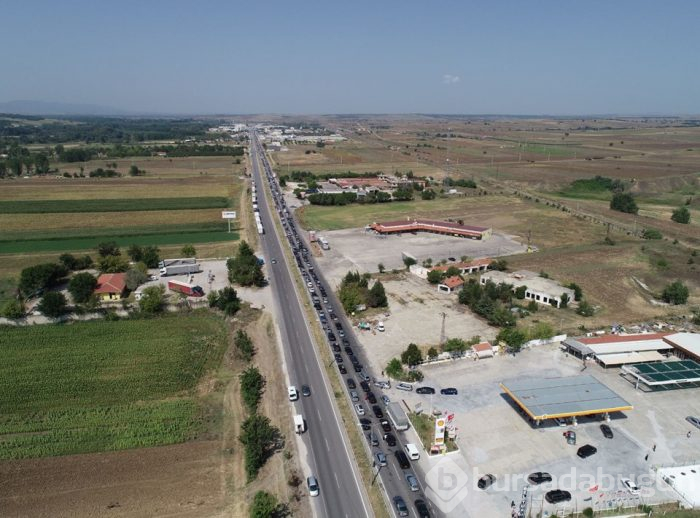 Sınır kapılarında kilometrelerce kuyruk