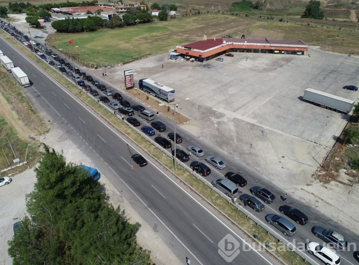Sınır kapılarında kilometrelerce kuyruk