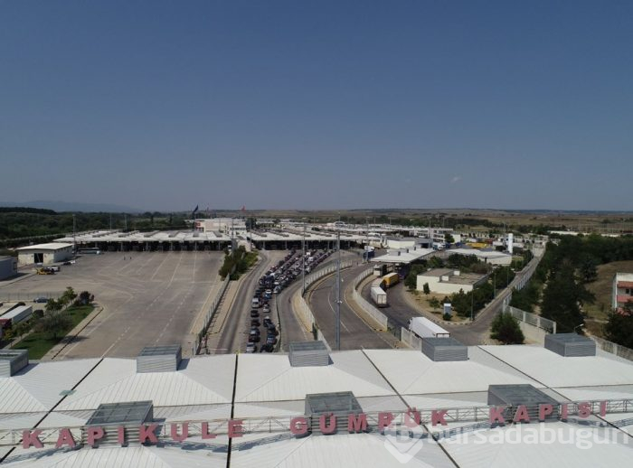 Sınır kapılarında kilometrelerce kuyruk
