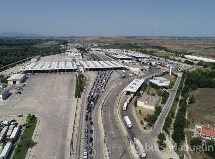 Sınır kapılarında kilometrelerce kuyruk