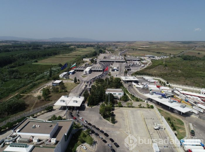 Sınır kapılarında kilometrelerce kuyruk