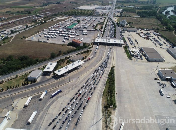 Sınır kapılarında kilometrelerce kuyruk