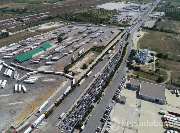Sınır kapılarında kilometrelerce kuyruk
