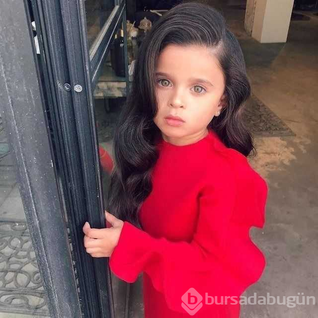 Saçlarıyla sosyal medyayı salladı