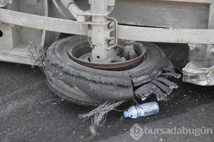 Otoyolda lastiği patlayan minibüs devrildi: 14 yaralı