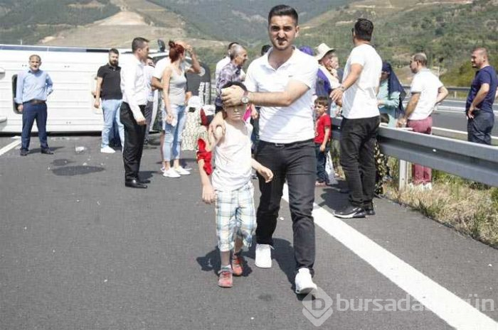 Otoyolda lastiği patlayan minibüs devrildi: 14 yaralı