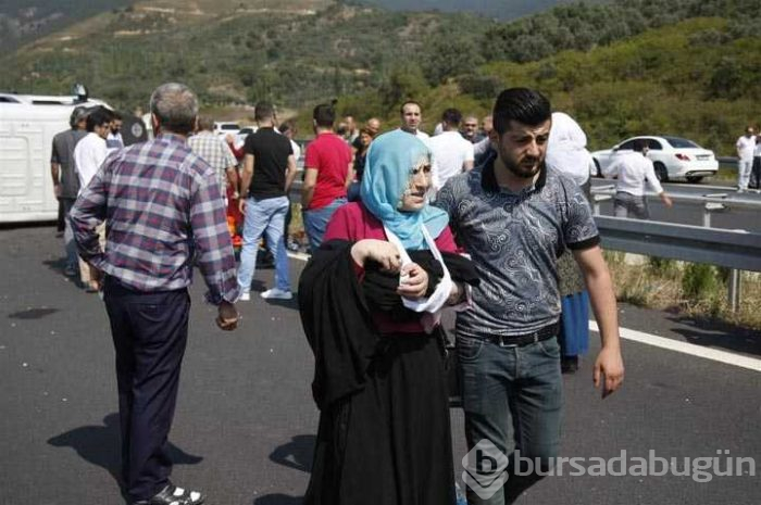 Otoyolda lastiği patlayan minibüs devrildi: 14 yaralı