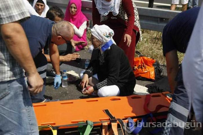 Otoyolda lastiği patlayan minibüs devrildi: 14 yaralı