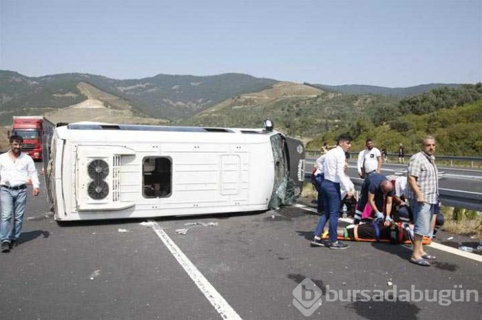 Otoyolda lastiği patlayan minibüs devrildi: 14 yaralı