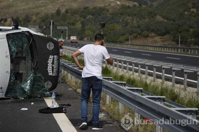 Otoyolda lastiği patlayan minibüs devrildi: 14 yaralı