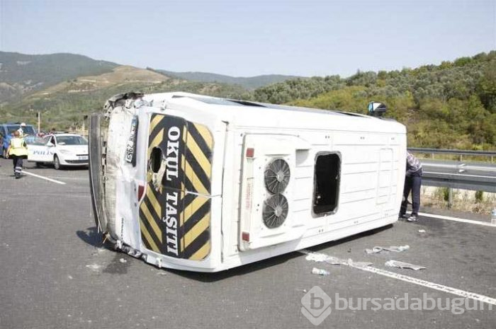 Otoyolda lastiği patlayan minibüs devrildi: 14 yaralı