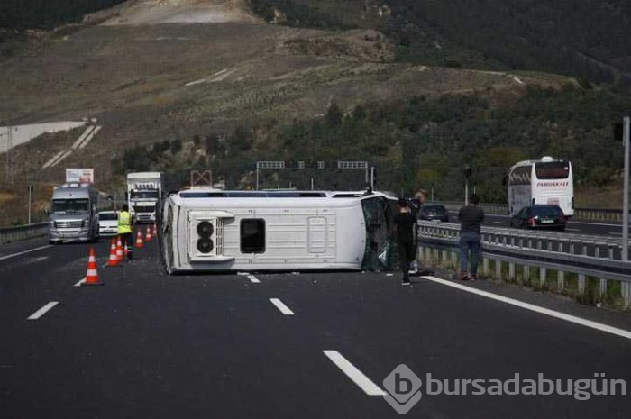 Otoyolda lastiği patlayan minibüs devrildi: 14 yaralı