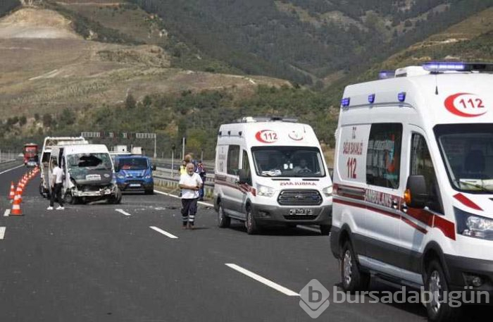 Otoyolda lastiği patlayan minibüs devrildi: 14 yaralı