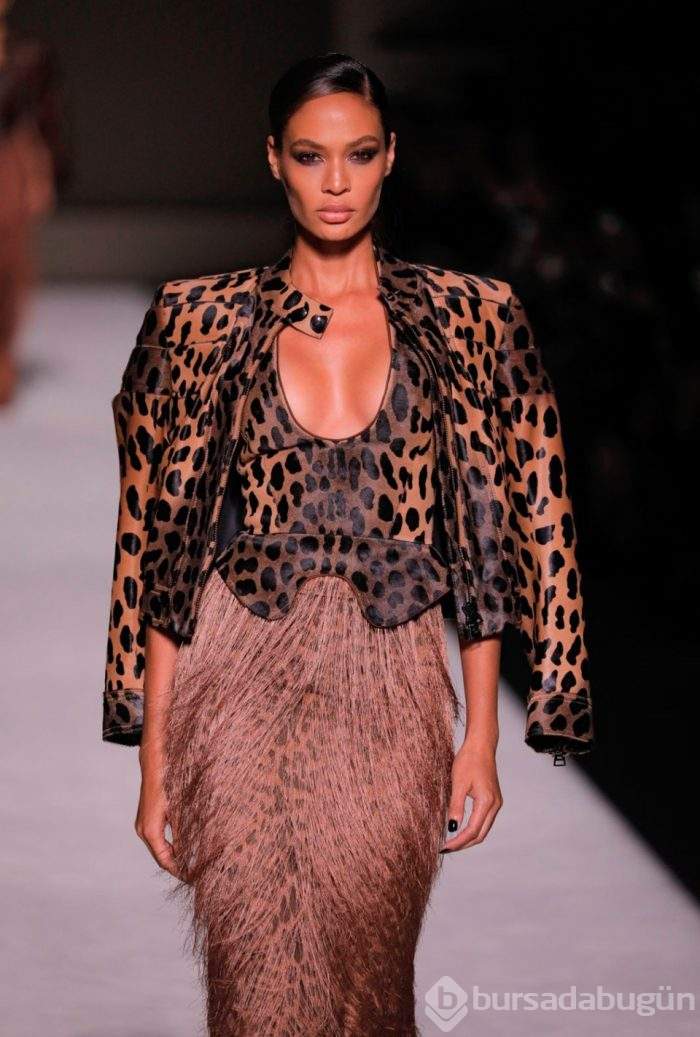 Gigi Hadid Tom Ford defilesine damga vurdu
