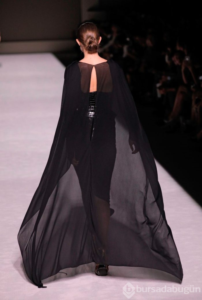Gigi Hadid Tom Ford defilesine damga vurdu