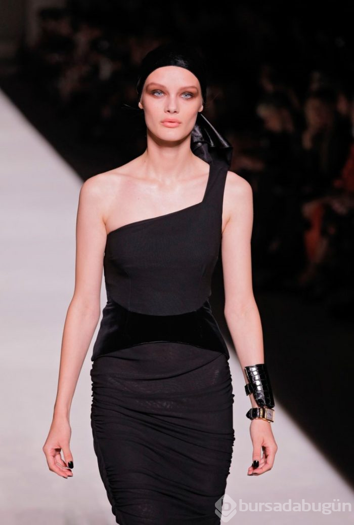 Gigi Hadid Tom Ford defilesine damga vurdu
