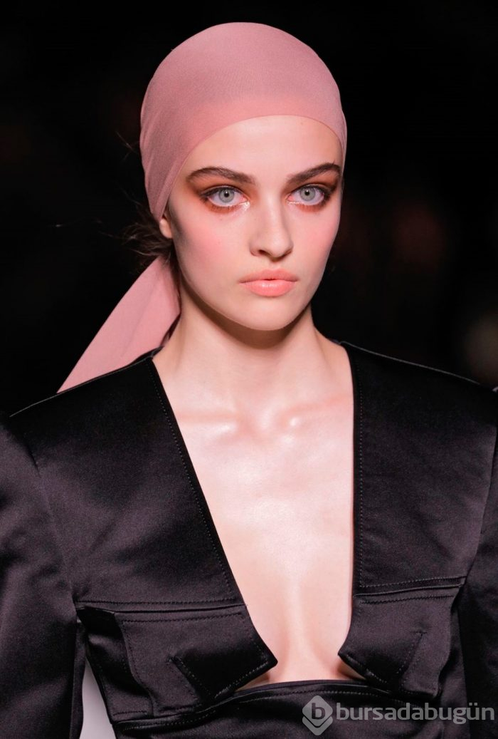 Gigi Hadid Tom Ford defilesine damga vurdu