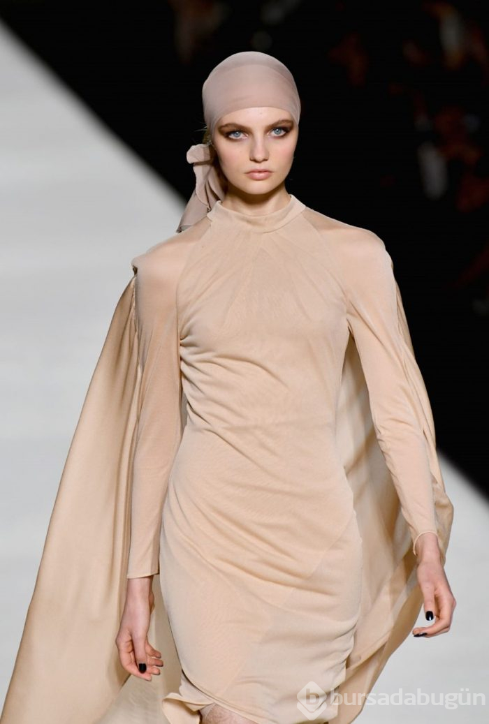 Gigi Hadid Tom Ford defilesine damga vurdu
