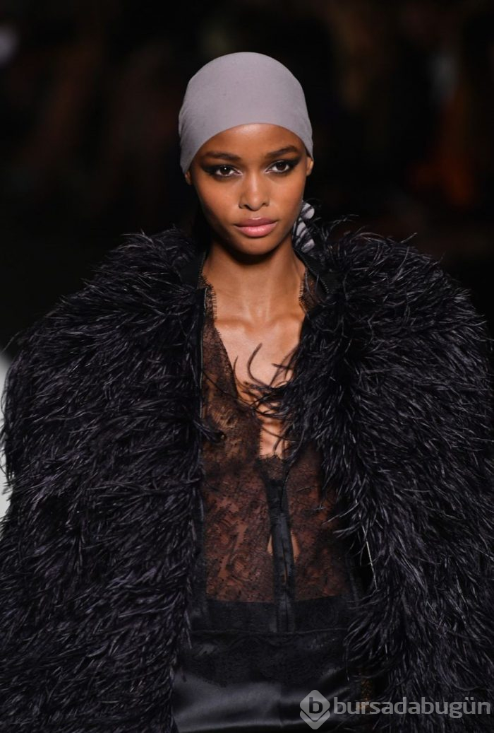Gigi Hadid Tom Ford defilesine damga vurdu