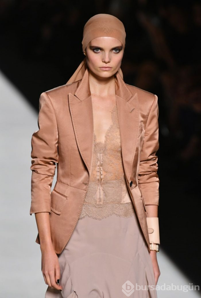 Gigi Hadid Tom Ford defilesine damga vurdu