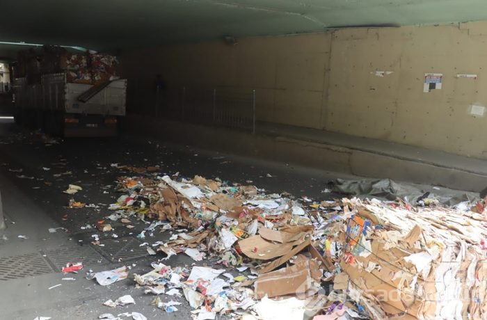 Bayrampaşa'da kamyon alt geçide çarptı, trafik durdu