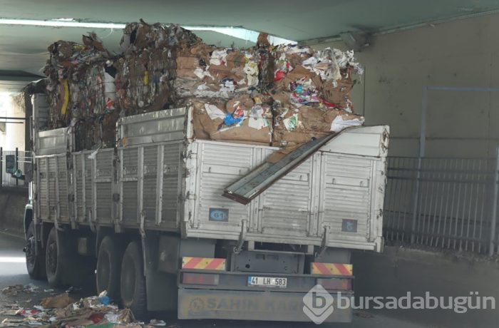 Bayrampaşa'da kamyon alt geçide çarptı, trafik durdu