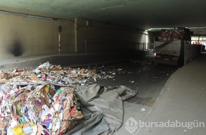 Bayrampaşa'da kamyon alt geçide çarptı, trafik durdu