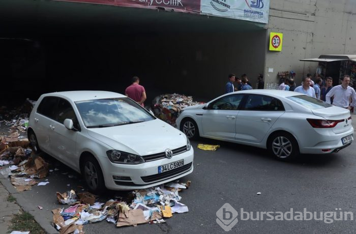 Bayrampaşa'da kamyon alt geçide çarptı, trafik durdu