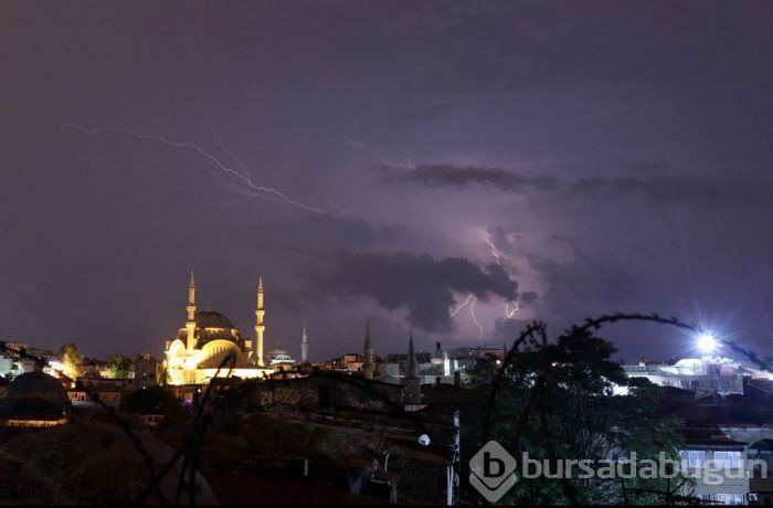 Şimşekler geceyi aydınlattı