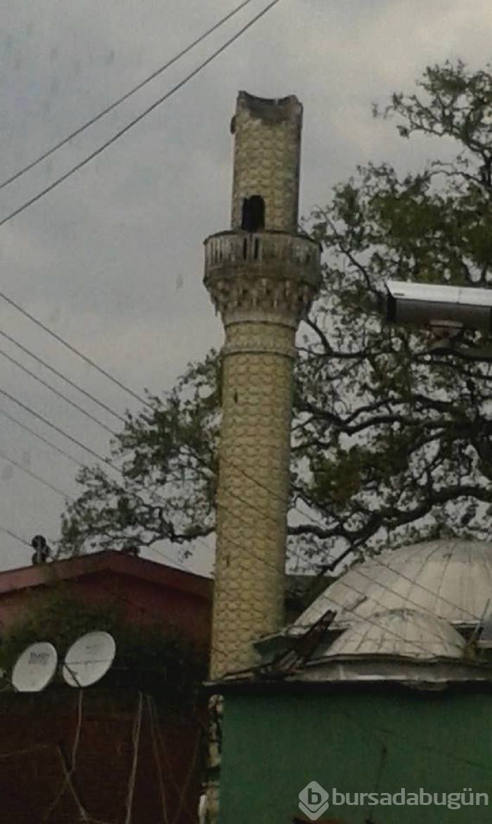Şimşekler geceyi aydınlattı