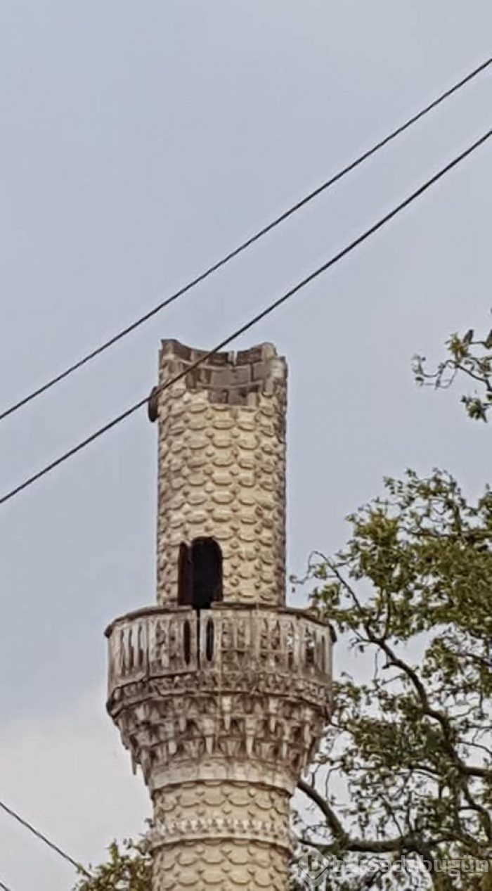 Şimşekler geceyi aydınlattı
