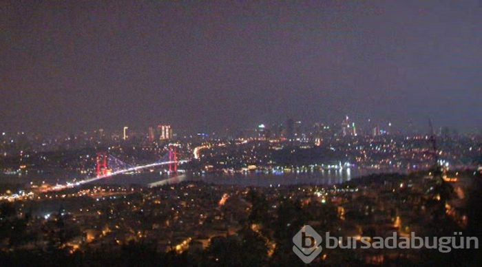 Şimşekler geceyi aydınlattı