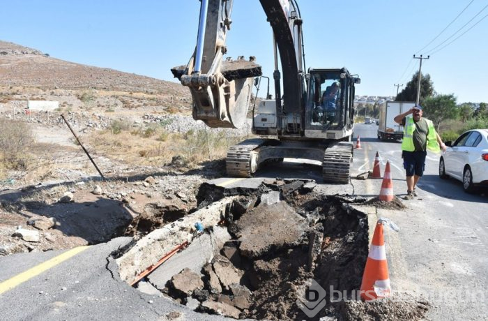 Bodrum'da patlayan su borusu yolu çökertti
