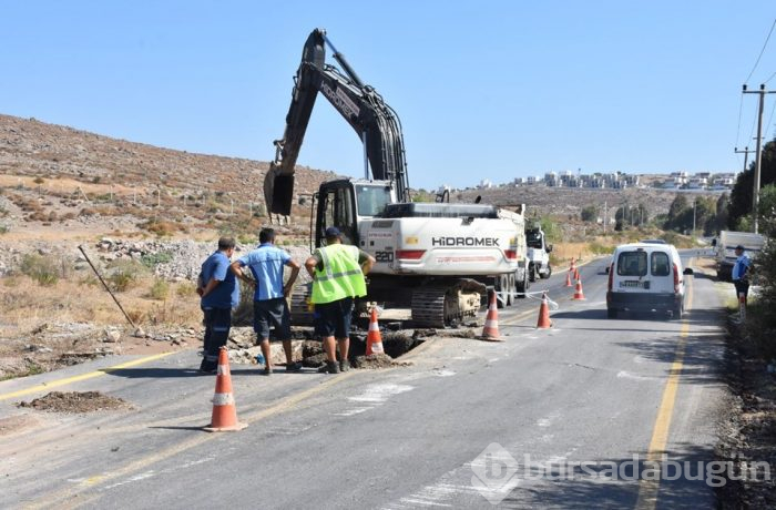 Bodrum'da patlayan su borusu yolu çökertti