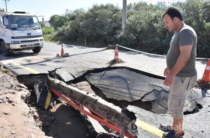 Bodrum'da patlayan su borusu yolu çökertti