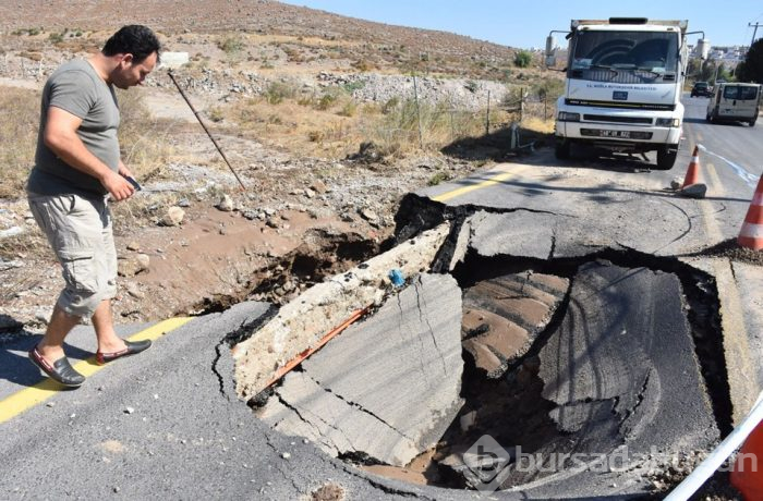 Bodrum'da patlayan su borusu yolu çökertti
